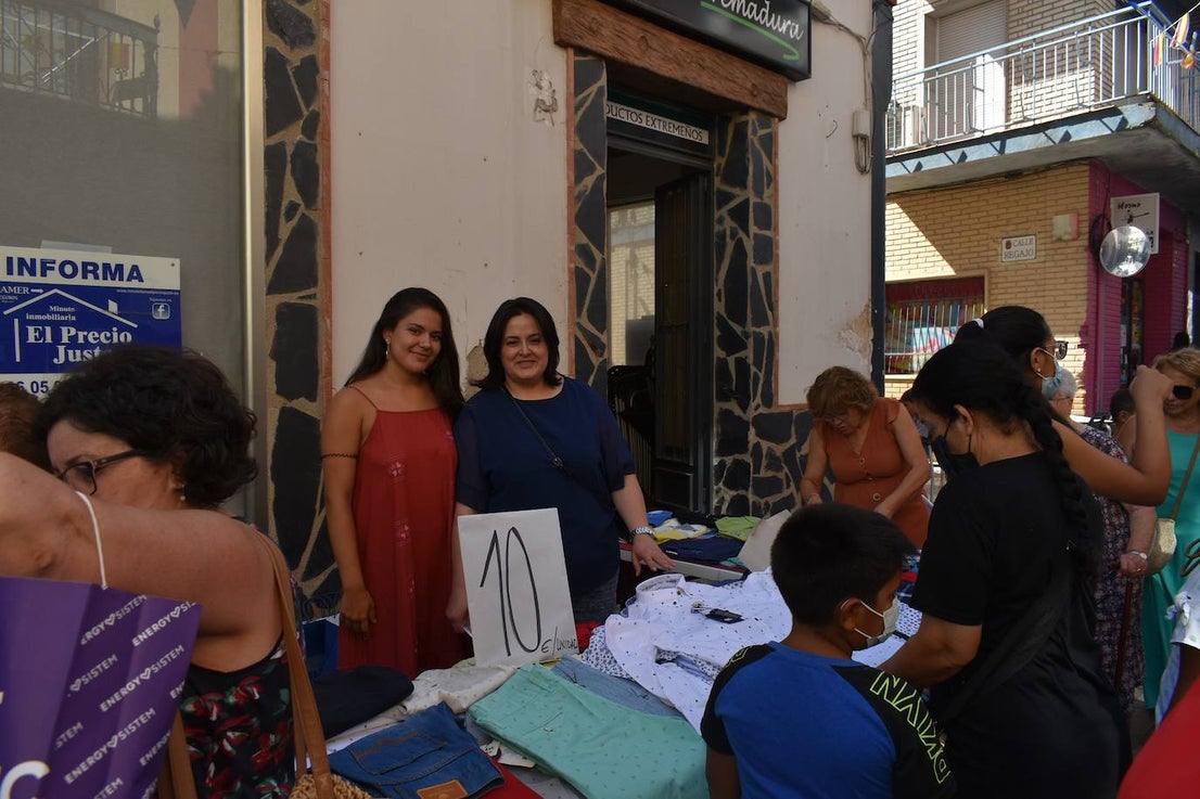 Miajadeños y visitantes estaban deseando volver a disfrutar de una de las grandes iniciativas del pequeño comercio local: 'El comercio sale a la calle', que este verano ha vuelto a llenar la avenida Trujillo de música, buen ambiente y, sobre todo, productos de todo tipo con grandes descuentos para activar la economía local con la Asociacion de Comerciantes y Empresarios de Miajadas y Comarca 