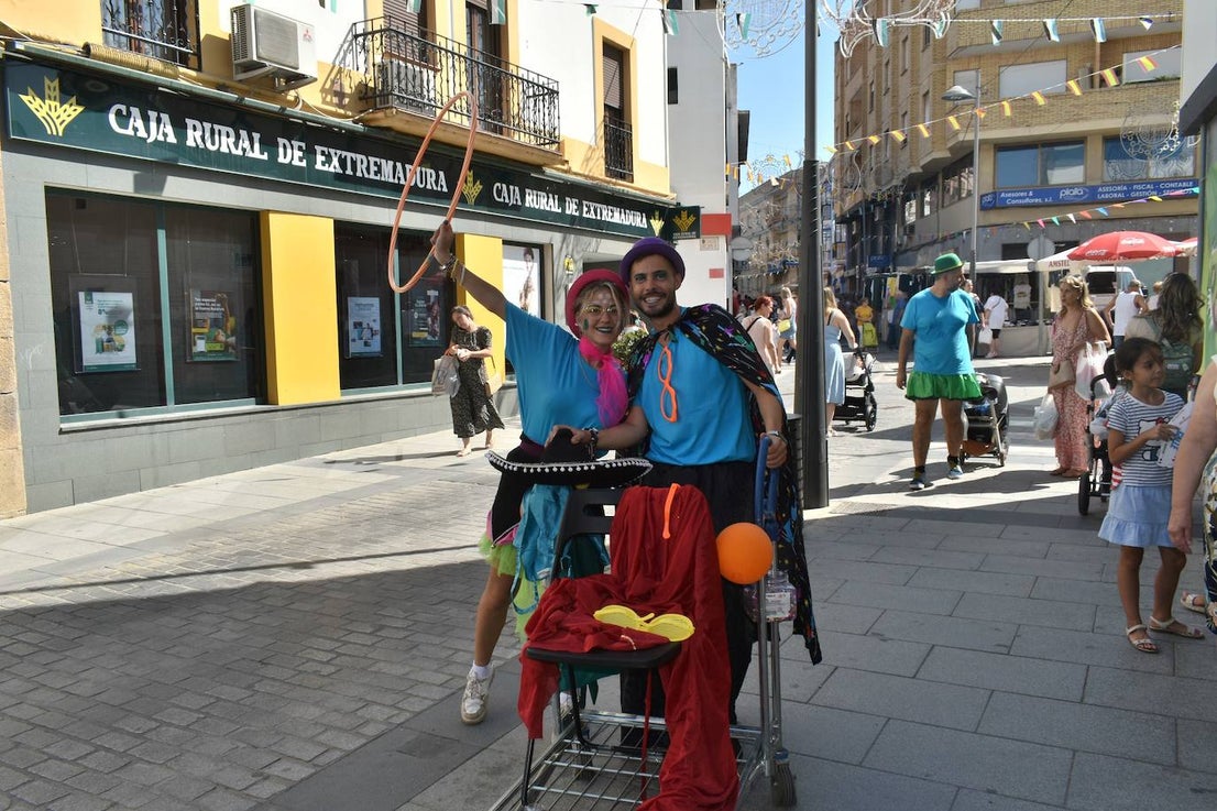 Miajadeños y visitantes estaban deseando volver a disfrutar de una de las grandes iniciativas del pequeño comercio local: 'El comercio sale a la calle', que este verano ha vuelto a llenar la avenida Trujillo de música, buen ambiente y, sobre todo, productos de todo tipo con grandes descuentos para activar la economía local con la Asociacion de Comerciantes y Empresarios de Miajadas y Comarca 