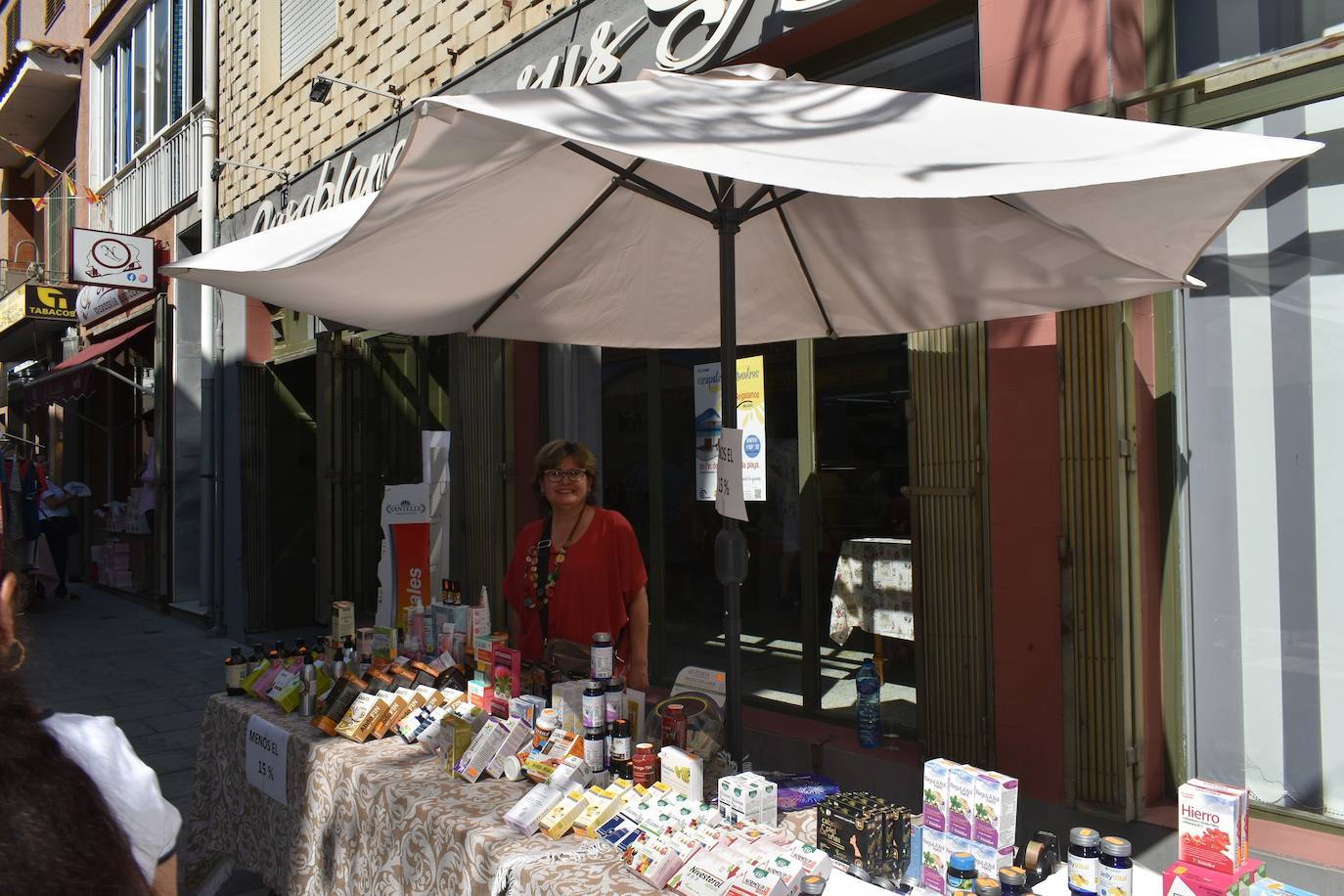 Miajadeños y visitantes estaban deseando volver a disfrutar de una de las grandes iniciativas del pequeño comercio local: 'El comercio sale a la calle', que este verano ha vuelto a llenar la avenida Trujillo de música, buen ambiente y, sobre todo, productos de todo tipo con grandes descuentos para activar la economía local con la Asociacion de Comerciantes y Empresarios de Miajadas y Comarca 