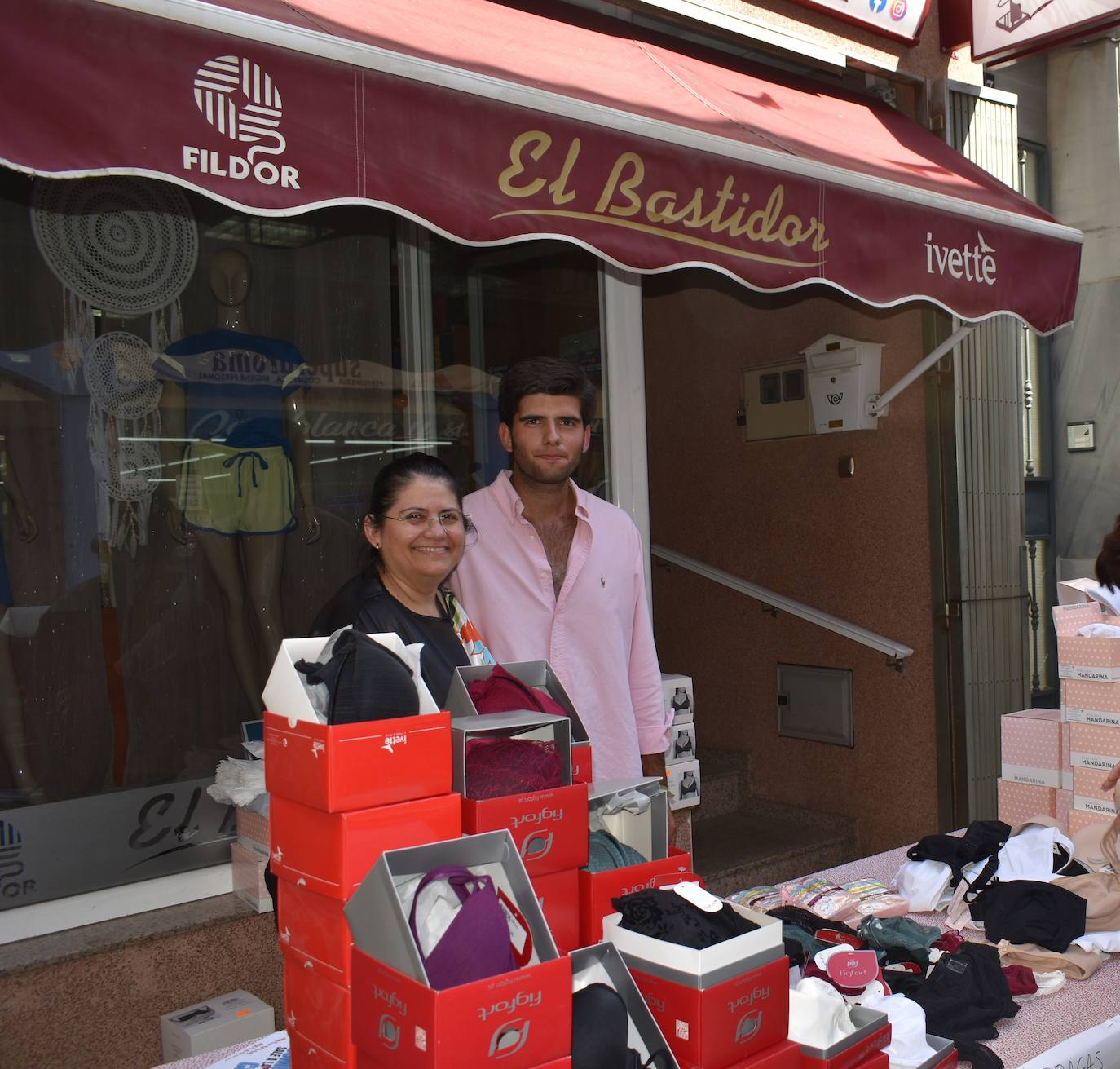 Miajadeños y visitantes estaban deseando volver a disfrutar de una de las grandes iniciativas del pequeño comercio local: 'El comercio sale a la calle', que este verano ha vuelto a llenar la avenida Trujillo de música, buen ambiente y, sobre todo, productos de todo tipo con grandes descuentos para activar la economía local con la Asociacion de Comerciantes y Empresarios de Miajadas y Comarca 