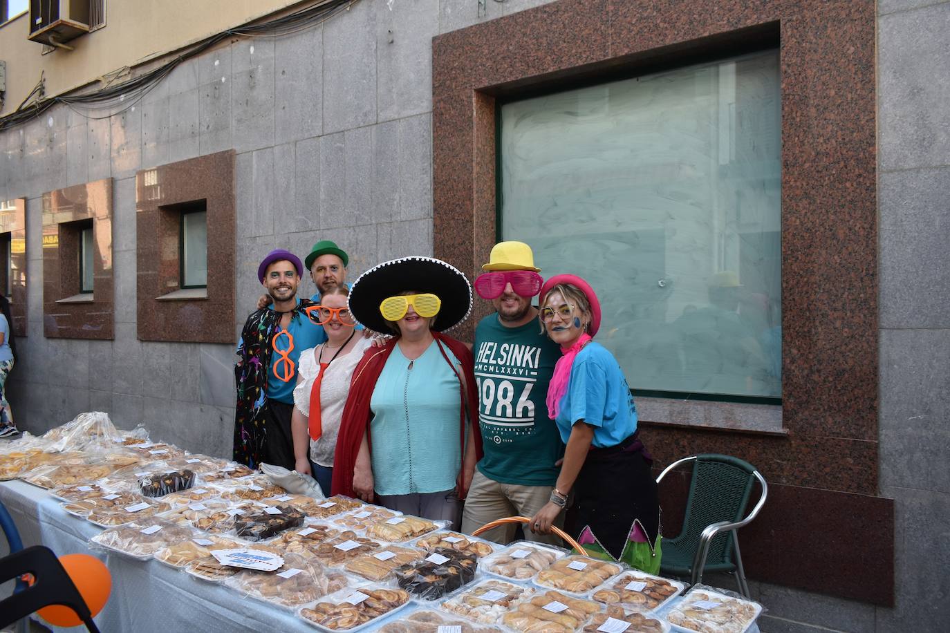 Miajadeños y visitantes estaban deseando volver a disfrutar de una de las grandes iniciativas del pequeño comercio local: 'El comercio sale a la calle', que este verano ha vuelto a llenar la avenida Trujillo de música, buen ambiente y, sobre todo, productos de todo tipo con grandes descuentos para activar la economía local con la Asociacion de Comerciantes y Empresarios de Miajadas y Comarca 