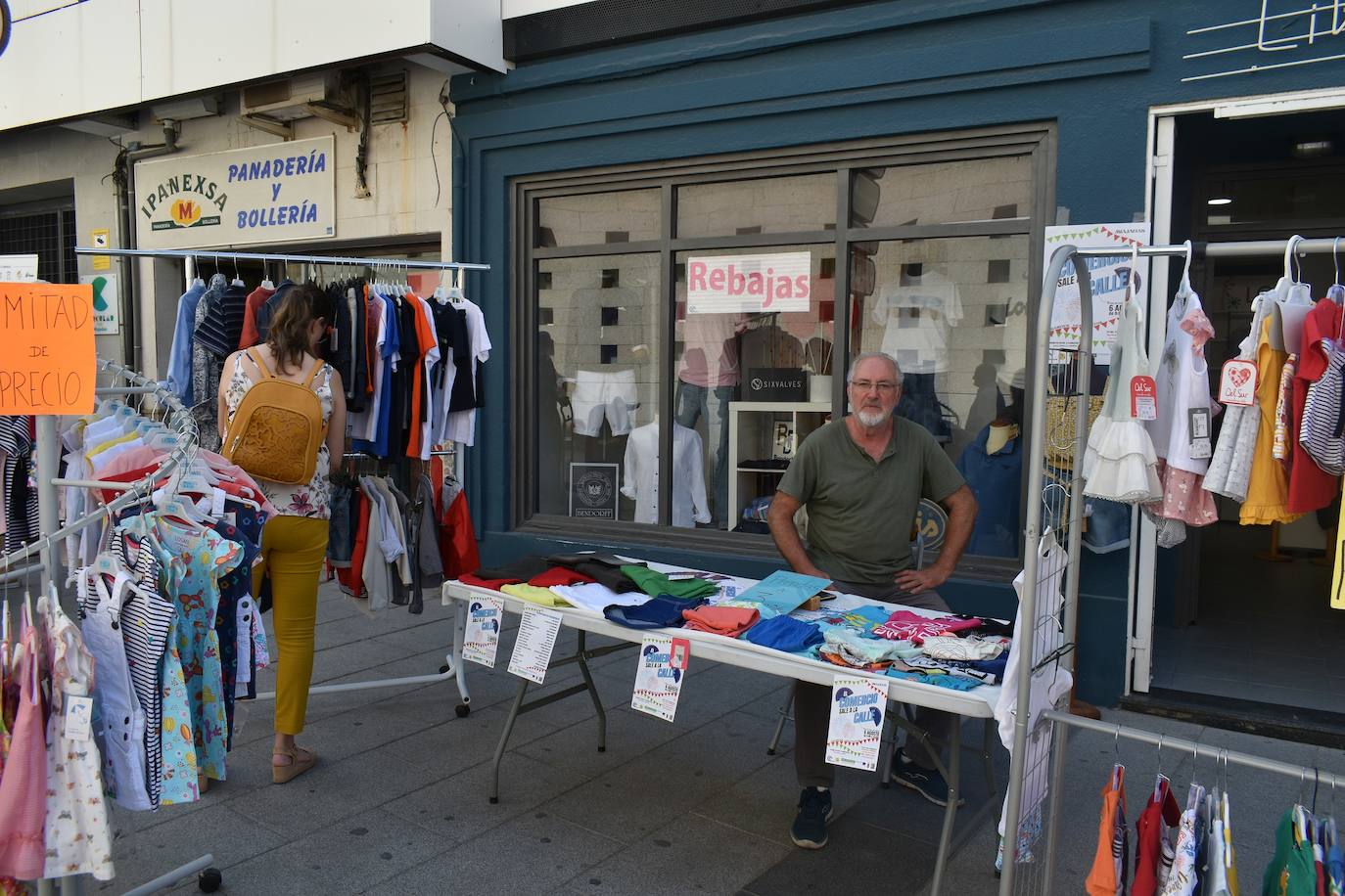 Miajadeños y visitantes estaban deseando volver a disfrutar de una de las grandes iniciativas del pequeño comercio local: 'El comercio sale a la calle', que este verano ha vuelto a llenar la avenida Trujillo de música, buen ambiente y, sobre todo, productos de todo tipo con grandes descuentos para activar la economía local con la Asociacion de Comerciantes y Empresarios de Miajadas y Comarca 