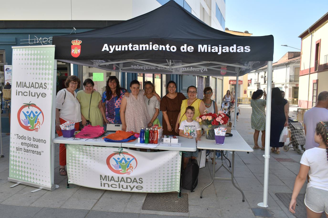 Miajadeños y visitantes estaban deseando volver a disfrutar de una de las grandes iniciativas del pequeño comercio local: 'El comercio sale a la calle', que este verano ha vuelto a llenar la avenida Trujillo de música, buen ambiente y, sobre todo, productos de todo tipo con grandes descuentos para activar la economía local con la Asociacion de Comerciantes y Empresarios de Miajadas y Comarca 