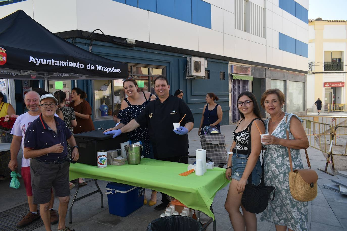 Miajadeños y visitantes estaban deseando volver a disfrutar de una de las grandes iniciativas del pequeño comercio local: 'El comercio sale a la calle', que este verano ha vuelto a llenar la avenida Trujillo de música, buen ambiente y, sobre todo, productos de todo tipo con grandes descuentos para activar la economía local con la Asociacion de Comerciantes y Empresarios de Miajadas y Comarca 