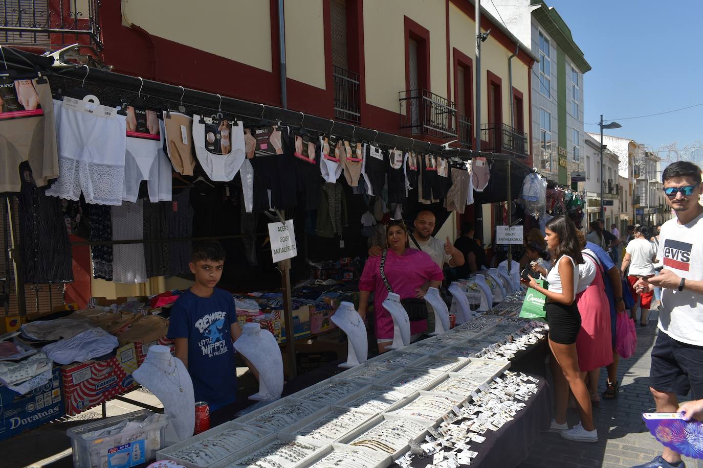 Miajadeños y visitantes estaban deseando volver a disfrutar de una de las grandes iniciativas del pequeño comercio local: 'El comercio sale a la calle', que este verano ha vuelto a llenar la avenida Trujillo de música, buen ambiente y, sobre todo, productos de todo tipo con grandes descuentos para activar la economía local con la Asociacion de Comerciantes y Empresarios de Miajadas y Comarca 