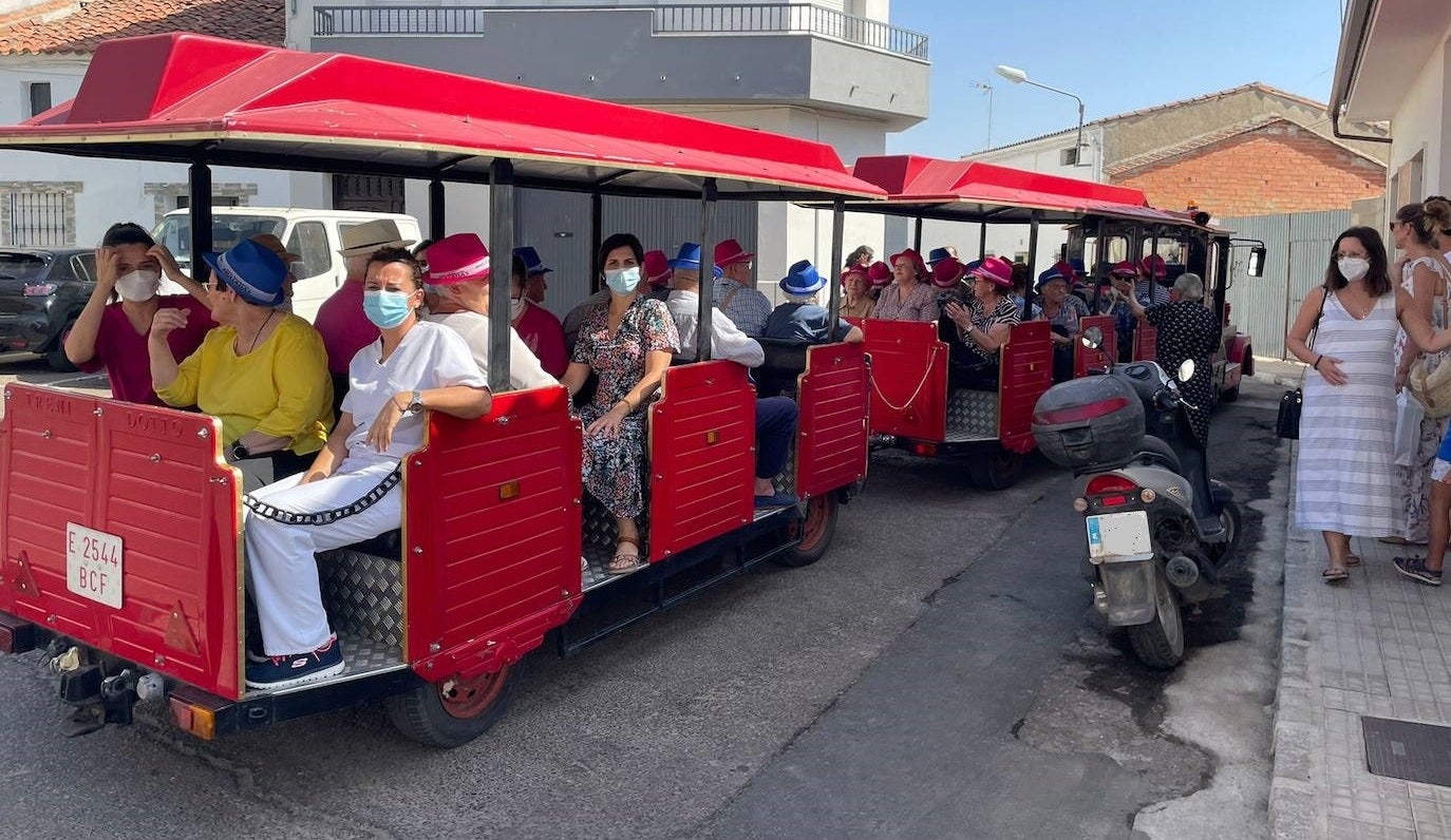 Los mayores de San Martín de Porres recorren las calles de Miajadas en tren turístico 