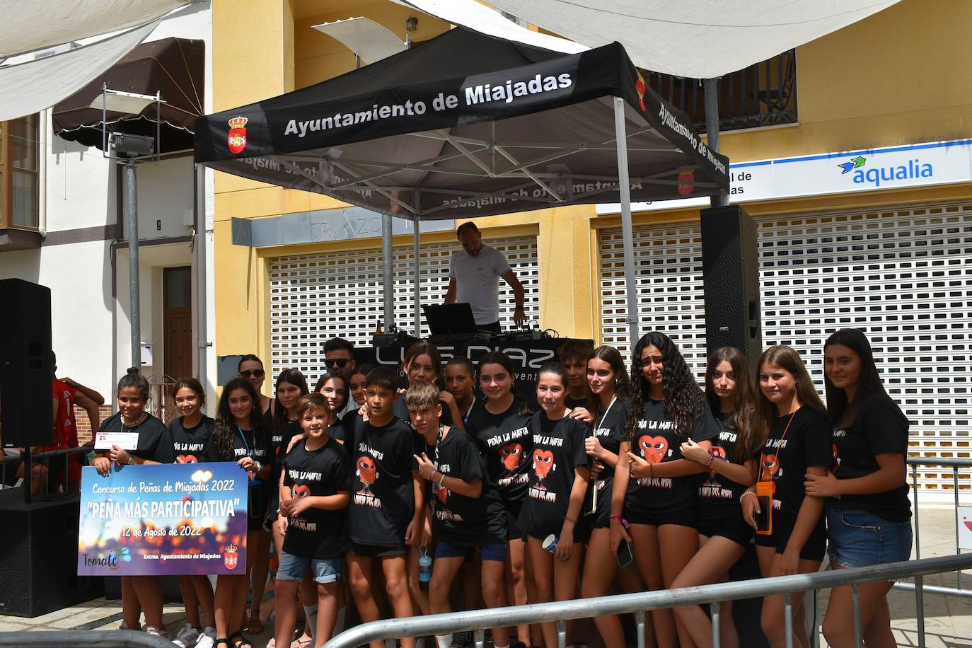 La Feria de Día de Miajadas ha vuelto a ser este año una de las grandes protagonistas de las Fiestas de Agosto 2022, y ha sido gracias a los Cabezudos, que desde bien temprano han animado las calles al ritmo de la charanga, la Fiesta de la Espuma en la Plaza de España, todo un éxito, y, sobre todo e indiscutiblemente, gracias a las Peñas, que se han encargado de animar con toda su energía esas Fiestas que hacía tres años no podían disfrutar. Y es que este año, por fin, las Fiestas han vuelto a salir del ferial para recorrer todas las calles de la localidad. 