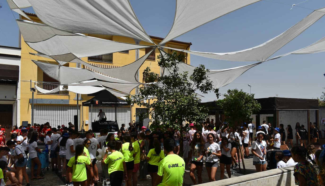 La Feria de Día de Miajadas ha vuelto a ser este año una de las grandes protagonistas de las Fiestas de Agosto 2022, y ha sido gracias a los Cabezudos, que desde bien temprano han animado las calles al ritmo de la charanga, la Fiesta de la Espuma en la Plaza de España, todo un éxito, y, sobre todo e indiscutiblemente, gracias a las Peñas, que se han encargado de animar con toda su energía esas Fiestas que hacía tres años no podían disfrutar. Y es que este año, por fin, las Fiestas han vuelto a salir del ferial para recorrer todas las calles de la localidad. 