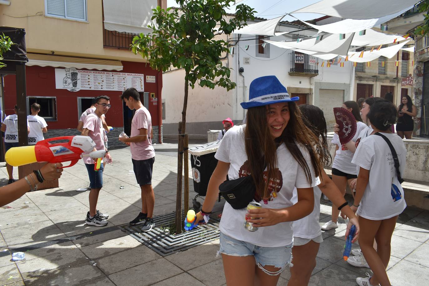 La Feria de Día de Miajadas ha vuelto a ser este año una de las grandes protagonistas de las Fiestas de Agosto 2022, y ha sido gracias a los Cabezudos, que desde bien temprano han animado las calles al ritmo de la charanga, la Fiesta de la Espuma en la Plaza de España, todo un éxito, y, sobre todo e indiscutiblemente, gracias a las Peñas, que se han encargado de animar con toda su energía esas Fiestas que hacía tres años no podían disfrutar. Y es que este año, por fin, las Fiestas han vuelto a salir del ferial para recorrer todas las calles de la localidad. 