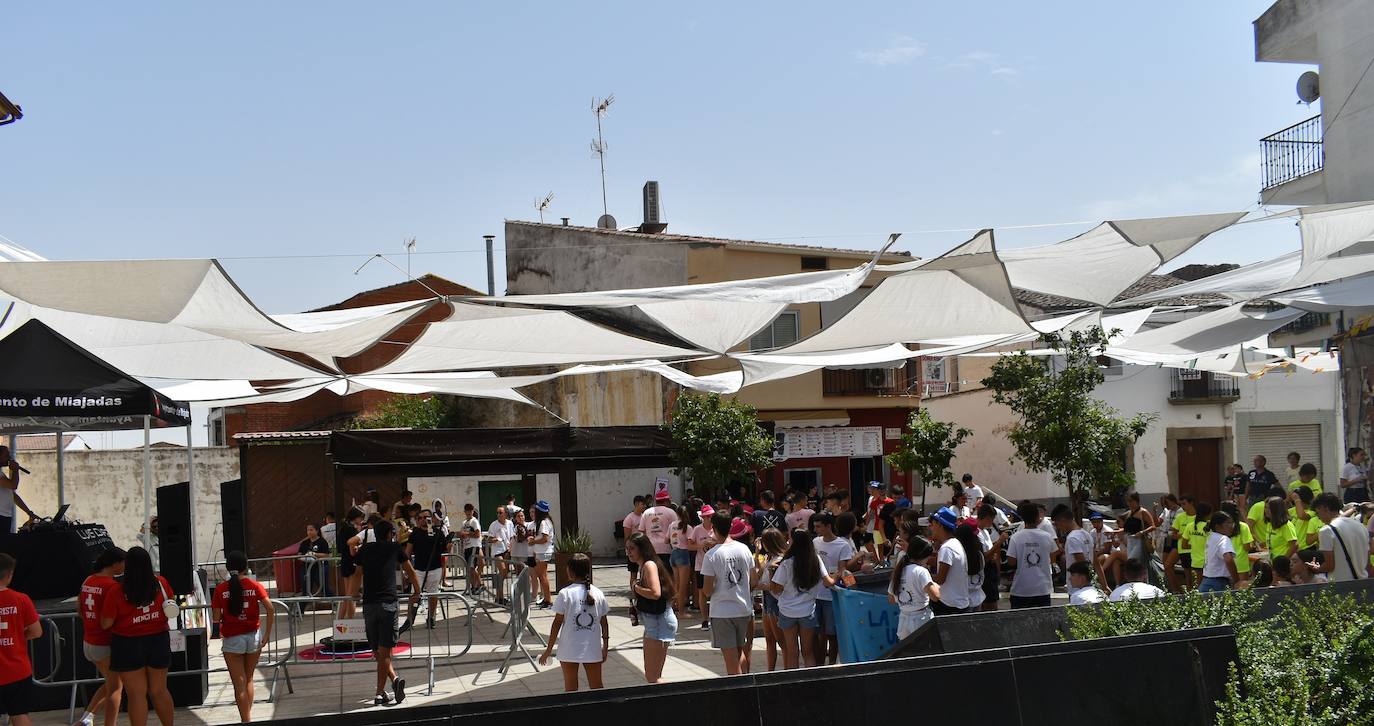 La Feria de Día de Miajadas ha vuelto a ser este año una de las grandes protagonistas de las Fiestas de Agosto 2022, y ha sido gracias a los Cabezudos, que desde bien temprano han animado las calles al ritmo de la charanga, la Fiesta de la Espuma en la Plaza de España, todo un éxito, y, sobre todo e indiscutiblemente, gracias a las Peñas, que se han encargado de animar con toda su energía esas Fiestas que hacía tres años no podían disfrutar. Y es que este año, por fin, las Fiestas han vuelto a salir del ferial para recorrer todas las calles de la localidad. 