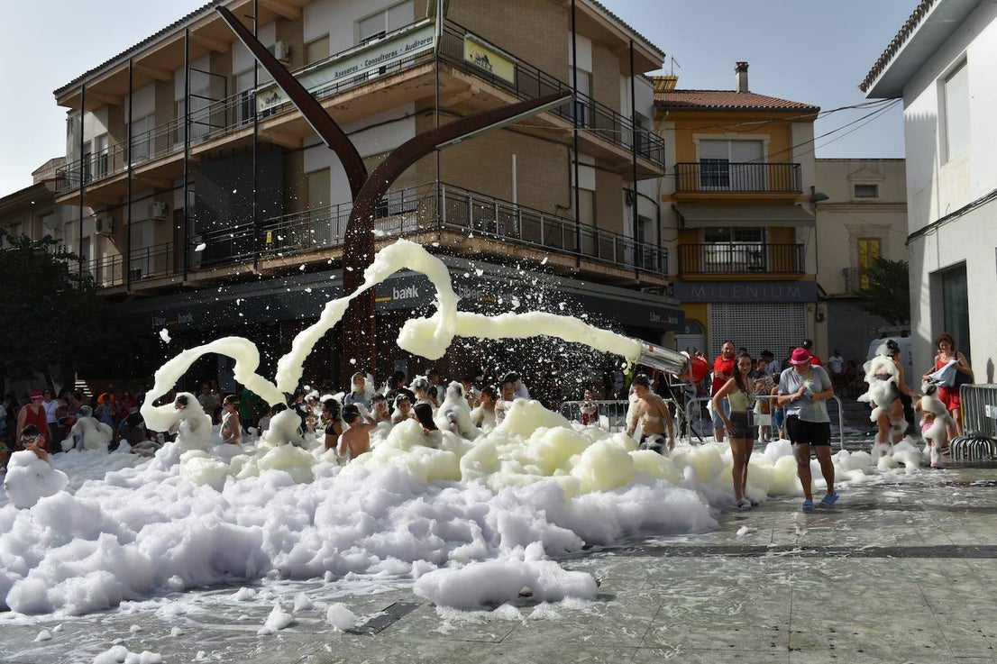 La Feria de Día de Miajadas ha vuelto a ser este año una de las grandes protagonistas de las Fiestas de Agosto 2022, y ha sido gracias a los Cabezudos, que desde bien temprano han animado las calles al ritmo de la charanga, la Fiesta de la Espuma en la Plaza de España, todo un éxito, y, sobre todo e indiscutiblemente, gracias a las Peñas, que se han encargado de animar con toda su energía esas Fiestas que hacía tres años no podían disfrutar. Y es que este año, por fin, las Fiestas han vuelto a salir del ferial para recorrer todas las calles de la localidad. 