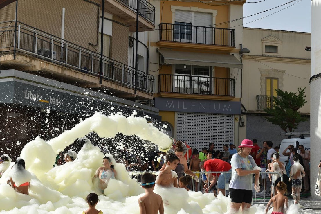La Feria de Día de Miajadas ha vuelto a ser este año una de las grandes protagonistas de las Fiestas de Agosto 2022, y ha sido gracias a los Cabezudos, que desde bien temprano han animado las calles al ritmo de la charanga, la Fiesta de la Espuma en la Plaza de España, todo un éxito, y, sobre todo e indiscutiblemente, gracias a las Peñas, que se han encargado de animar con toda su energía esas Fiestas que hacía tres años no podían disfrutar. Y es que este año, por fin, las Fiestas han vuelto a salir del ferial para recorrer todas las calles de la localidad. 