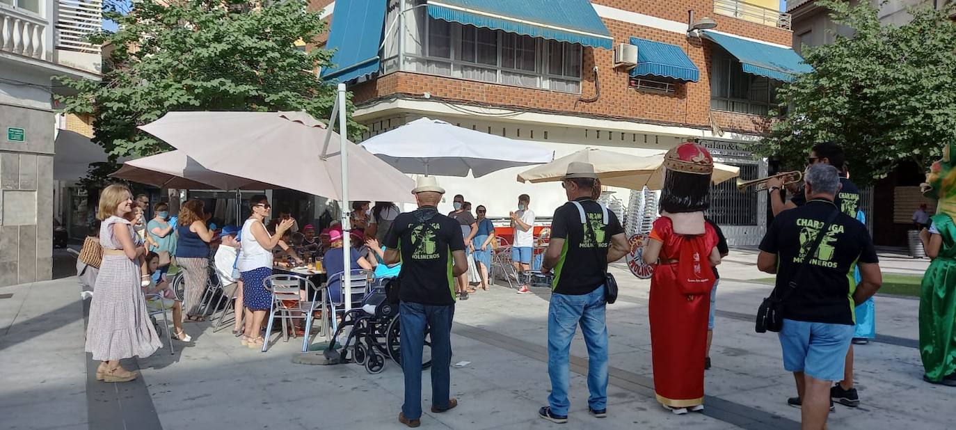 La Feria de Día de Miajadas ha vuelto a ser este año una de las grandes protagonistas de las Fiestas de Agosto 2022, y ha sido gracias a los Cabezudos, que desde bien temprano han animado las calles al ritmo de la charanga, la Fiesta de la Espuma en la Plaza de España, todo un éxito, y, sobre todo e indiscutiblemente, gracias a las Peñas, que se han encargado de animar con toda su energía esas Fiestas que hacía tres años no podían disfrutar. Y es que este año, por fin, las Fiestas han vuelto a salir del ferial para recorrer todas las calles de la localidad. 