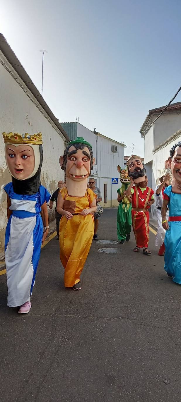 La Feria de Día de Miajadas ha vuelto a ser este año una de las grandes protagonistas de las Fiestas de Agosto 2022, y ha sido gracias a los Cabezudos, que desde bien temprano han animado las calles al ritmo de la charanga, la Fiesta de la Espuma en la Plaza de España, todo un éxito, y, sobre todo e indiscutiblemente, gracias a las Peñas, que se han encargado de animar con toda su energía esas Fiestas que hacía tres años no podían disfrutar. Y es que este año, por fin, las Fiestas han vuelto a salir del ferial para recorrer todas las calles de la localidad. 