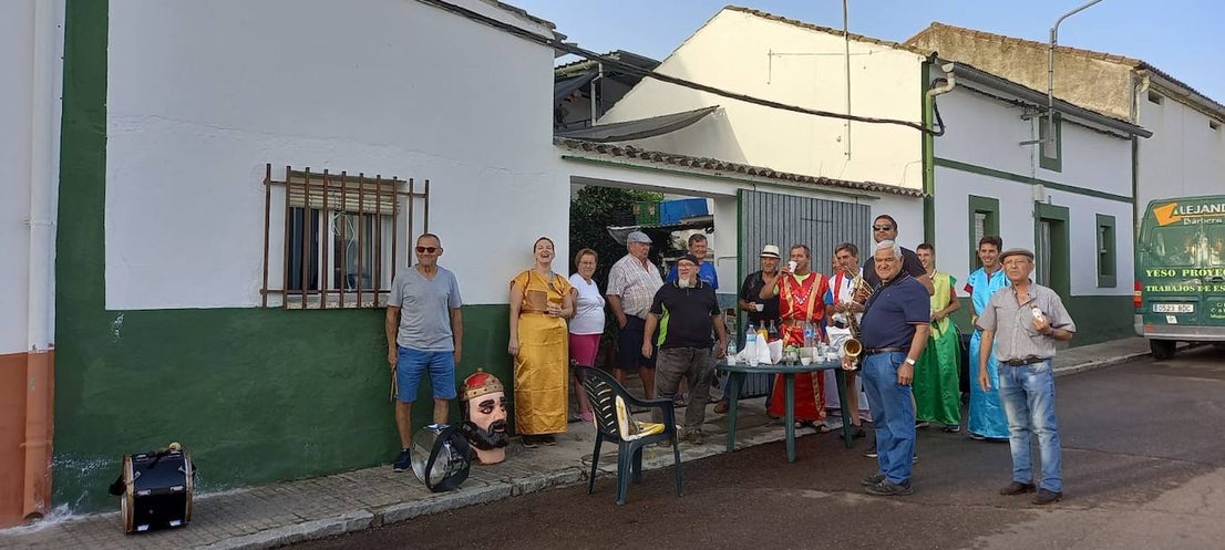 La Feria de Día de Miajadas ha vuelto a ser este año una de las grandes protagonistas de las Fiestas de Agosto 2022, y ha sido gracias a los Cabezudos, que desde bien temprano han animado las calles al ritmo de la charanga, la Fiesta de la Espuma en la Plaza de España, todo un éxito, y, sobre todo e indiscutiblemente, gracias a las Peñas, que se han encargado de animar con toda su energía esas Fiestas que hacía tres años no podían disfrutar. Y es que este año, por fin, las Fiestas han vuelto a salir del ferial para recorrer todas las calles de la localidad. 