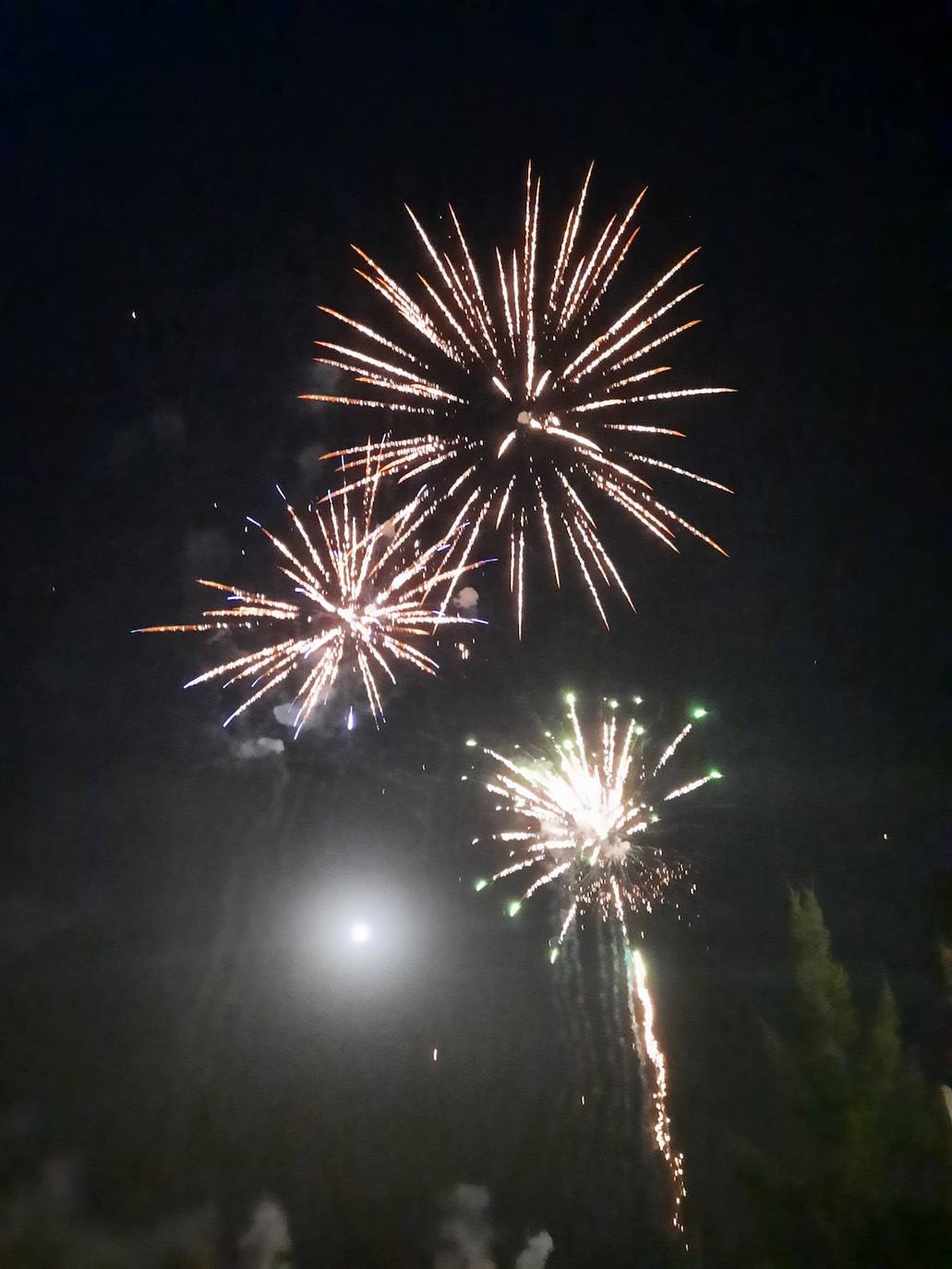 La Feria de noche en Miajadas ha vuelto a cobrar vida este año. Las atracciones de feria han compartido espacio de nuevo con la caseta municipal y los conciertos, como el de Sergio Contreras, que hizo bailar al público durante dos horas. Miajadeños y visitantes han llenado las calles del ferial como lo hacían antes de la pandemia, y la música, el ambiente y las ganas de fiesta se hacían notar. Los fuegos artificiales pusieron la guinda a la feria más esperada, la feria de la vuelta a la ilusión. 