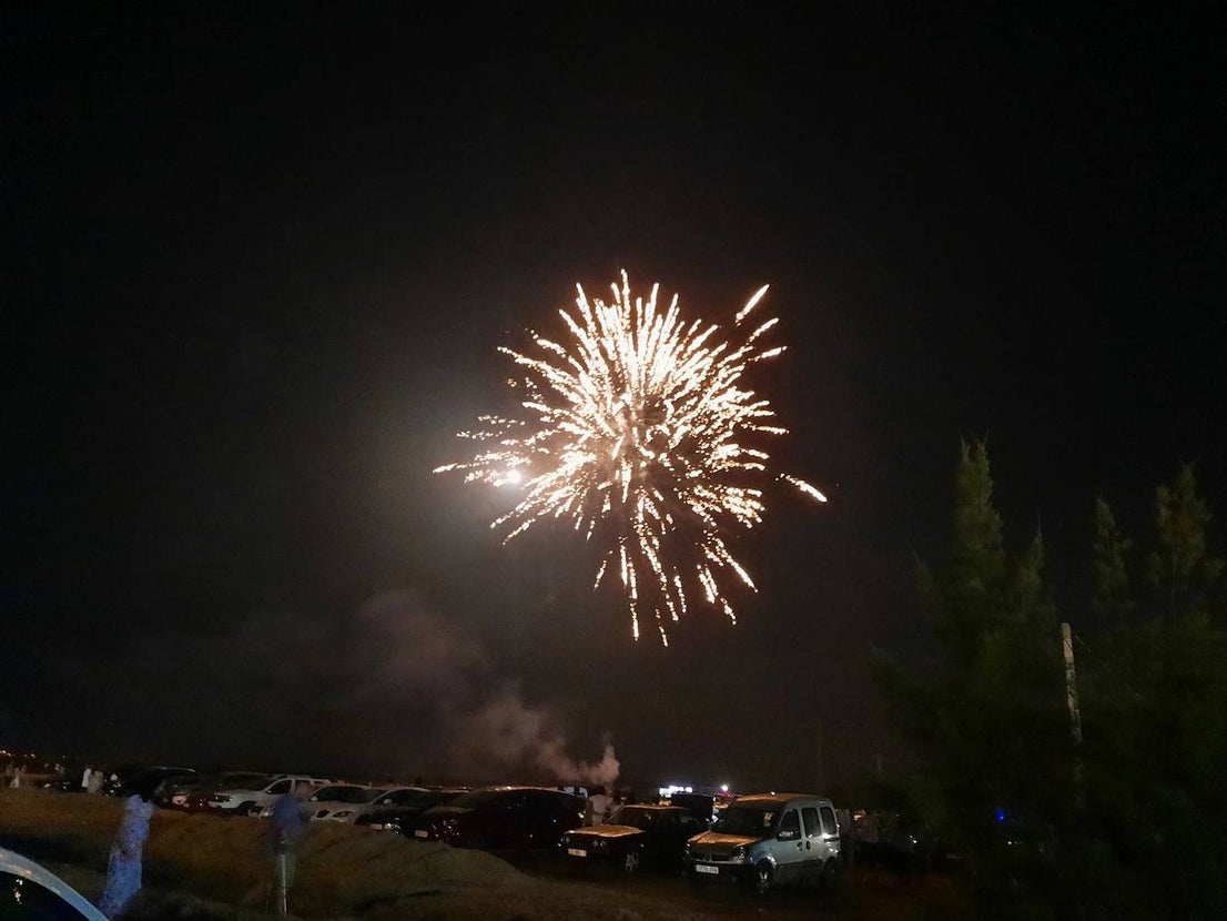 La Feria de noche en Miajadas ha vuelto a cobrar vida este año. Las atracciones de feria han compartido espacio de nuevo con la caseta municipal y los conciertos, como el de Sergio Contreras, que hizo bailar al público durante dos horas. Miajadeños y visitantes han llenado las calles del ferial como lo hacían antes de la pandemia, y la música, el ambiente y las ganas de fiesta se hacían notar. Los fuegos artificiales pusieron la guinda a la feria más esperada, la feria de la vuelta a la ilusión. 