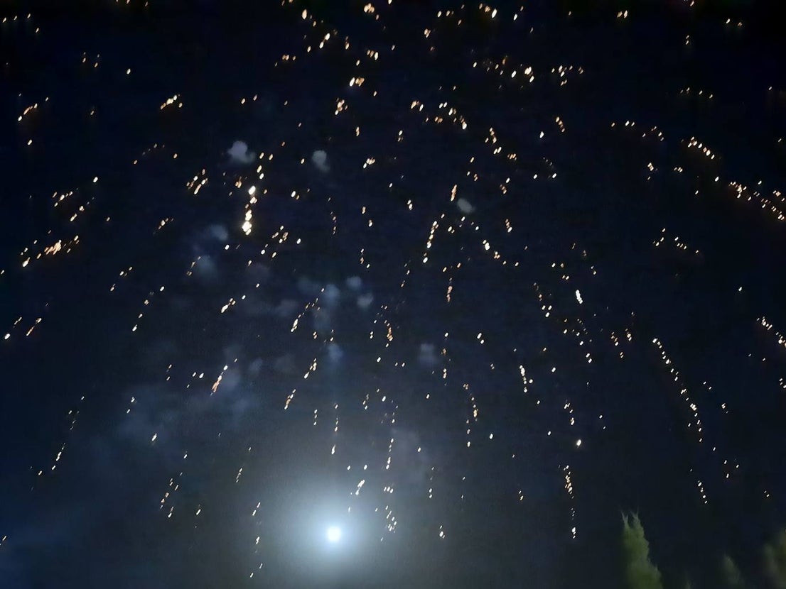 La Feria de noche en Miajadas ha vuelto a cobrar vida este año. Las atracciones de feria han compartido espacio de nuevo con la caseta municipal y los conciertos, como el de Sergio Contreras, que hizo bailar al público durante dos horas. Miajadeños y visitantes han llenado las calles del ferial como lo hacían antes de la pandemia, y la música, el ambiente y las ganas de fiesta se hacían notar. Los fuegos artificiales pusieron la guinda a la feria más esperada, la feria de la vuelta a la ilusión. 