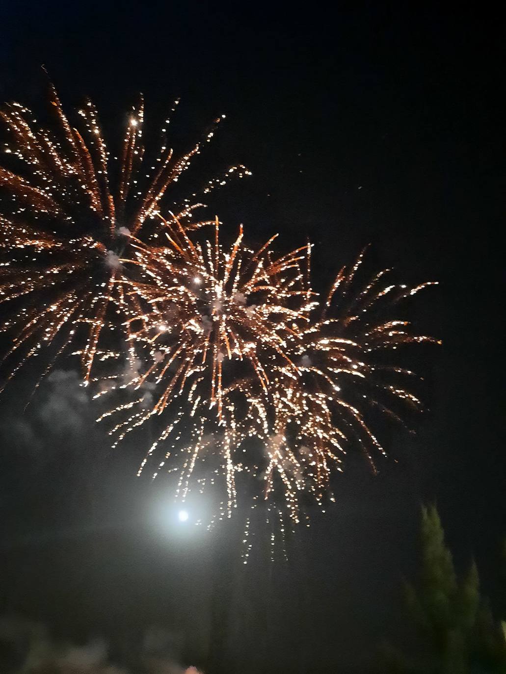 La Feria de noche en Miajadas ha vuelto a cobrar vida este año. Las atracciones de feria han compartido espacio de nuevo con la caseta municipal y los conciertos, como el de Sergio Contreras, que hizo bailar al público durante dos horas. Miajadeños y visitantes han llenado las calles del ferial como lo hacían antes de la pandemia, y la música, el ambiente y las ganas de fiesta se hacían notar. Los fuegos artificiales pusieron la guinda a la feria más esperada, la feria de la vuelta a la ilusión. 