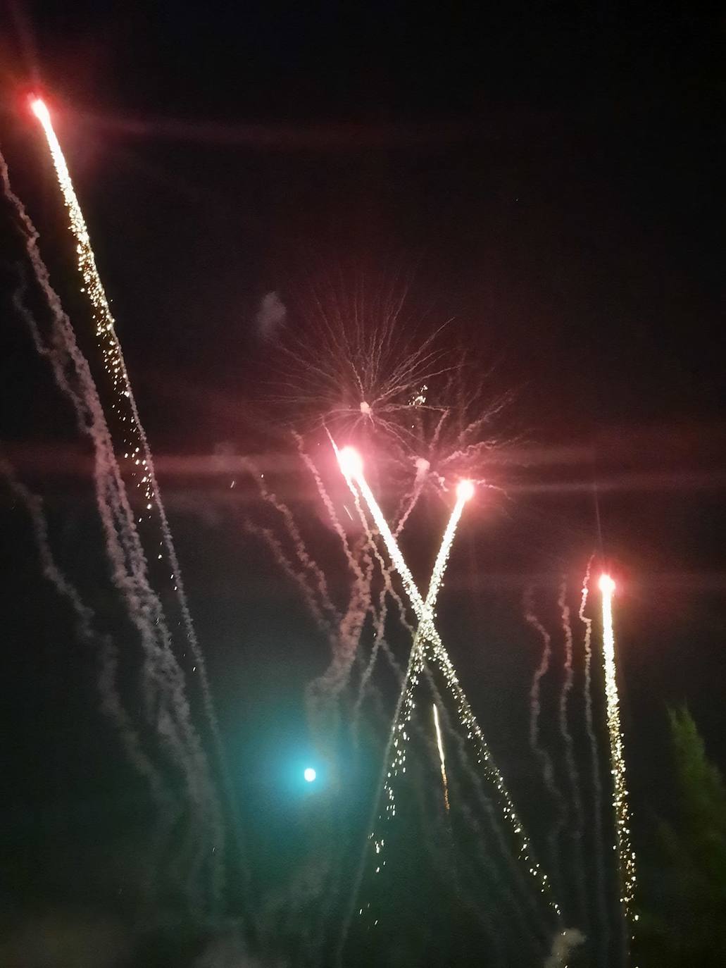 La Feria de noche en Miajadas ha vuelto a cobrar vida este año. Las atracciones de feria han compartido espacio de nuevo con la caseta municipal y los conciertos, como el de Sergio Contreras, que hizo bailar al público durante dos horas. Miajadeños y visitantes han llenado las calles del ferial como lo hacían antes de la pandemia, y la música, el ambiente y las ganas de fiesta se hacían notar. Los fuegos artificiales pusieron la guinda a la feria más esperada, la feria de la vuelta a la ilusión. 