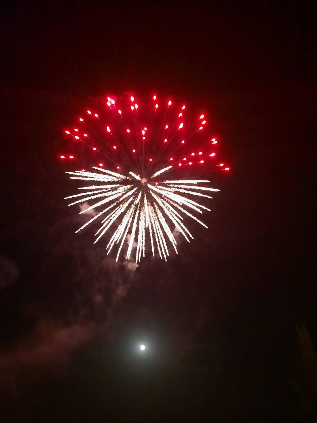 La Feria de noche en Miajadas ha vuelto a cobrar vida este año. Las atracciones de feria han compartido espacio de nuevo con la caseta municipal y los conciertos, como el de Sergio Contreras, que hizo bailar al público durante dos horas. Miajadeños y visitantes han llenado las calles del ferial como lo hacían antes de la pandemia, y la música, el ambiente y las ganas de fiesta se hacían notar. Los fuegos artificiales pusieron la guinda a la feria más esperada, la feria de la vuelta a la ilusión. 