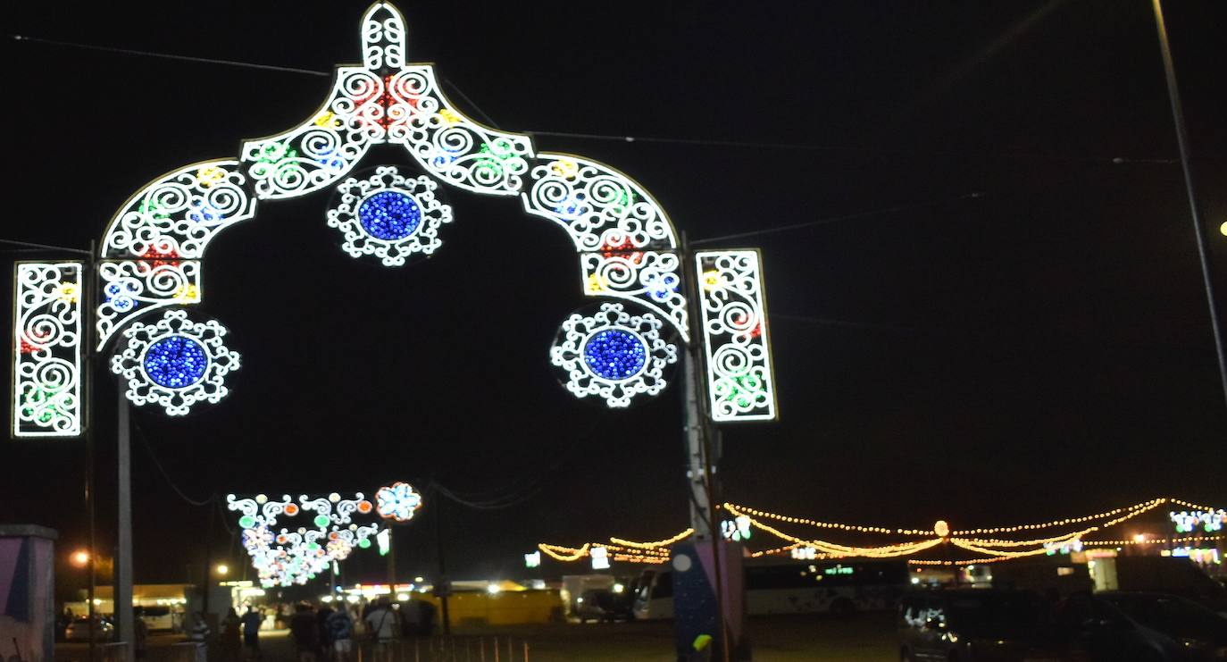 La Feria de noche en Miajadas ha vuelto a cobrar vida este año. Las atracciones de feria han compartido espacio de nuevo con la caseta municipal y los conciertos, como el de Sergio Contreras, que hizo bailar al público durante dos horas. Miajadeños y visitantes han llenado las calles del ferial como lo hacían antes de la pandemia, y la música, el ambiente y las ganas de fiesta se hacían notar. Los fuegos artificiales pusieron la guinda a la feria más esperada, la feria de la vuelta a la ilusión. 