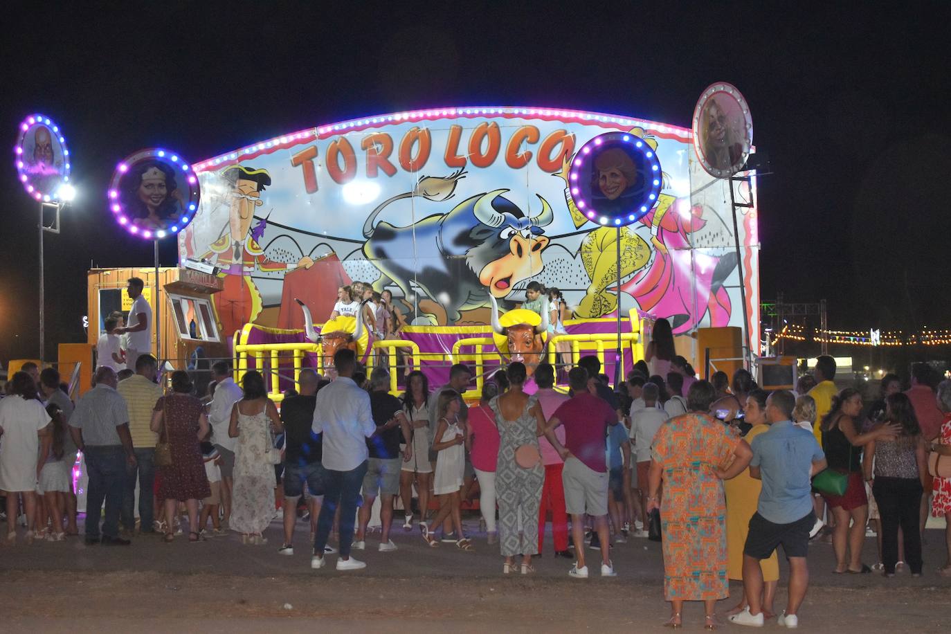La Feria de noche en Miajadas ha vuelto a cobrar vida este año. Las atracciones de feria han compartido espacio de nuevo con la caseta municipal y los conciertos, como el de Sergio Contreras, que hizo bailar al público durante dos horas. Miajadeños y visitantes han llenado las calles del ferial como lo hacían antes de la pandemia, y la música, el ambiente y las ganas de fiesta se hacían notar. Los fuegos artificiales pusieron la guinda a la feria más esperada, la feria de la vuelta a la ilusión. 