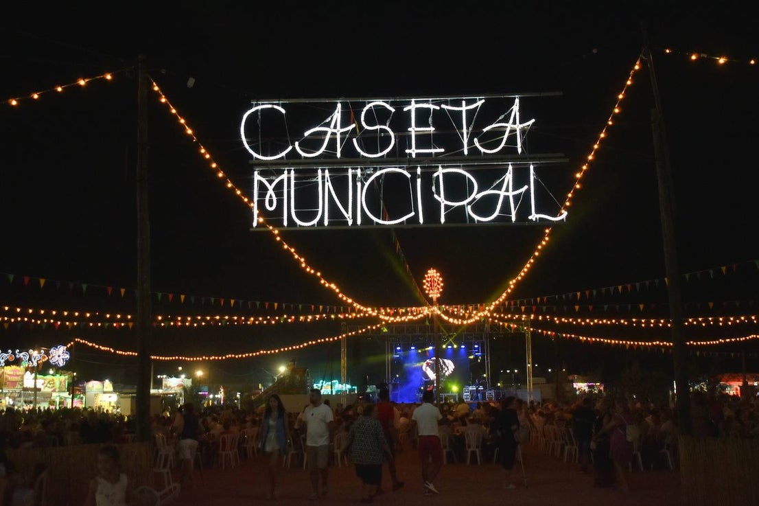 La Feria de noche en Miajadas ha vuelto a cobrar vida este año. Las atracciones de feria han compartido espacio de nuevo con la caseta municipal y los conciertos, como el de Sergio Contreras, que hizo bailar al público durante dos horas. Miajadeños y visitantes han llenado las calles del ferial como lo hacían antes de la pandemia, y la música, el ambiente y las ganas de fiesta se hacían notar. Los fuegos artificiales pusieron la guinda a la feria más esperada, la feria de la vuelta a la ilusión. 