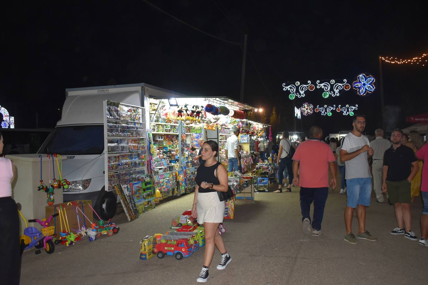 La Feria de noche en Miajadas ha vuelto a cobrar vida este año. Las atracciones de feria han compartido espacio de nuevo con la caseta municipal y los conciertos, como el de Sergio Contreras, que hizo bailar al público durante dos horas. Miajadeños y visitantes han llenado las calles del ferial como lo hacían antes de la pandemia, y la música, el ambiente y las ganas de fiesta se hacían notar. Los fuegos artificiales pusieron la guinda a la feria más esperada, la feria de la vuelta a la ilusión. 