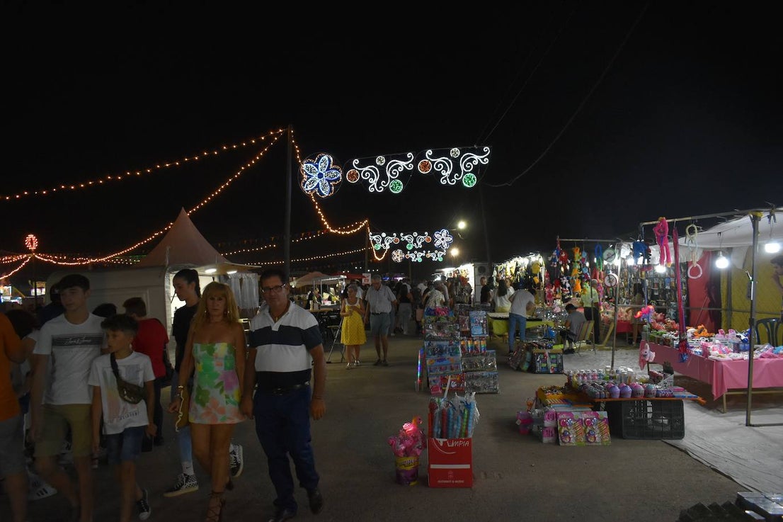 La Feria de noche en Miajadas ha vuelto a cobrar vida este año. Las atracciones de feria han compartido espacio de nuevo con la caseta municipal y los conciertos, como el de Sergio Contreras, que hizo bailar al público durante dos horas. Miajadeños y visitantes han llenado las calles del ferial como lo hacían antes de la pandemia, y la música, el ambiente y las ganas de fiesta se hacían notar. Los fuegos artificiales pusieron la guinda a la feria más esperada, la feria de la vuelta a la ilusión. 