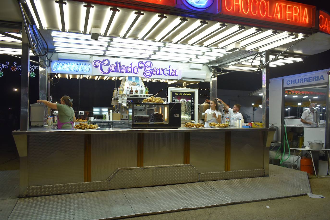 La Feria de noche en Miajadas ha vuelto a cobrar vida este año. Las atracciones de feria han compartido espacio de nuevo con la caseta municipal y los conciertos, como el de Sergio Contreras, que hizo bailar al público durante dos horas. Miajadeños y visitantes han llenado las calles del ferial como lo hacían antes de la pandemia, y la música, el ambiente y las ganas de fiesta se hacían notar. Los fuegos artificiales pusieron la guinda a la feria más esperada, la feria de la vuelta a la ilusión. 