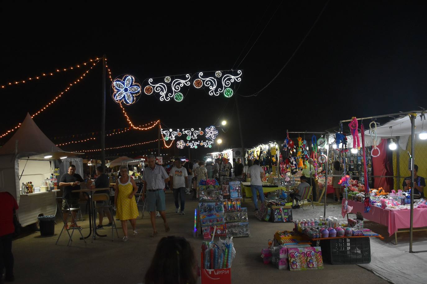 La Feria de noche en Miajadas ha vuelto a cobrar vida este año. Las atracciones de feria han compartido espacio de nuevo con la caseta municipal y los conciertos, como el de Sergio Contreras, que hizo bailar al público durante dos horas. Miajadeños y visitantes han llenado las calles del ferial como lo hacían antes de la pandemia, y la música, el ambiente y las ganas de fiesta se hacían notar. Los fuegos artificiales pusieron la guinda a la feria más esperada, la feria de la vuelta a la ilusión. 