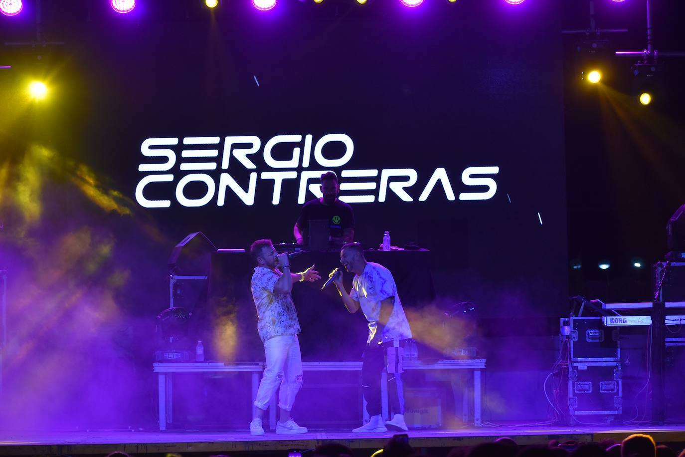 La Feria de noche en Miajadas ha vuelto a cobrar vida este año. Las atracciones de feria han compartido espacio de nuevo con la caseta municipal y los conciertos, como el de Sergio Contreras, que hizo bailar al público durante dos horas. Miajadeños y visitantes han llenado las calles del ferial como lo hacían antes de la pandemia, y la música, el ambiente y las ganas de fiesta se hacían notar. Los fuegos artificiales pusieron la guinda a la feria más esperada, la feria de la vuelta a la ilusión. 