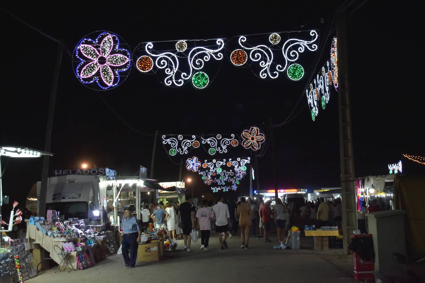 La Feria de noche en Miajadas ha vuelto a cobrar vida este año. Las atracciones de feria han compartido espacio de nuevo con la caseta municipal y los conciertos, como el de Sergio Contreras, que hizo bailar al público durante dos horas. Miajadeños y visitantes han llenado las calles del ferial como lo hacían antes de la pandemia, y la música, el ambiente y las ganas de fiesta se hacían notar. Los fuegos artificiales pusieron la guinda a la feria más esperada, la feria de la vuelta a la ilusión. 