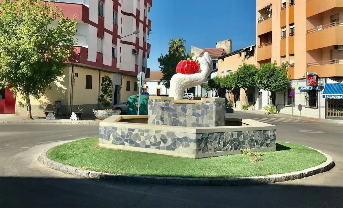 Nuevo aspecto de la glorieta de la plaza Polo Benito, conocida como plaza Laguna Blanca 