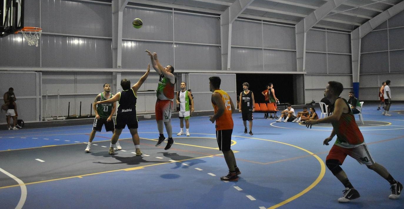 Uno de los partidos de categoría Senior disputado en el Torneo 3x3 Villa de Miajadas 