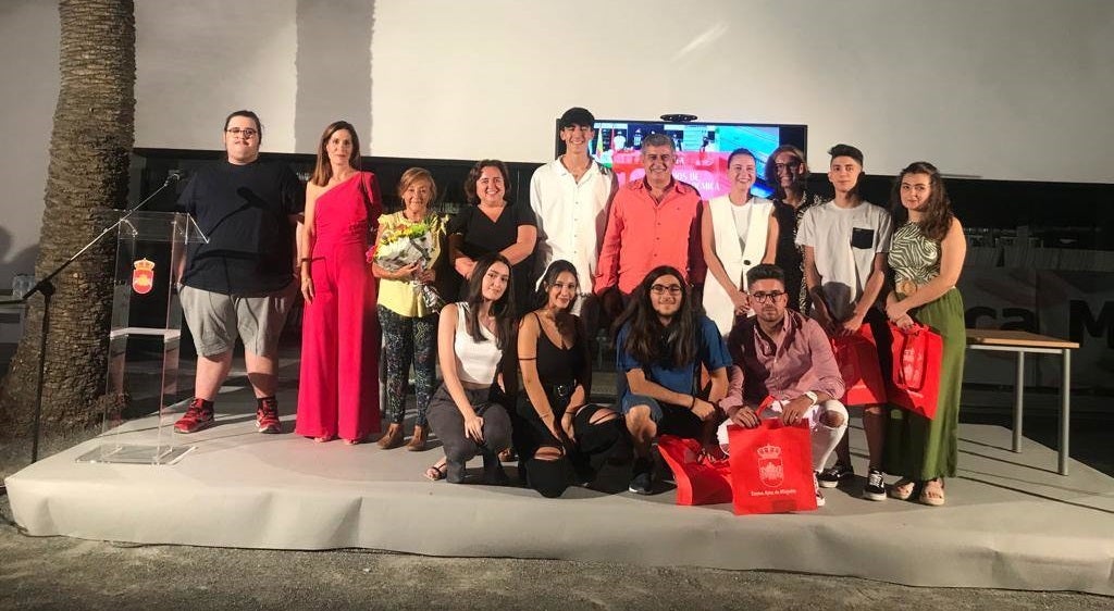 Los alumnos miajadeños premiados a la Excelencia Académica 2021 posan con sus galardones 