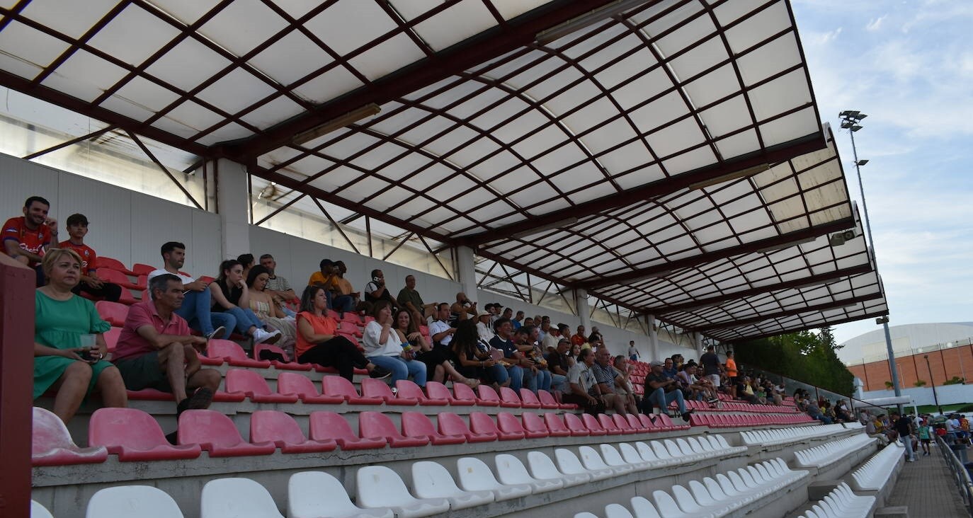 Una de las gradas del estadio municipal miajadeño 