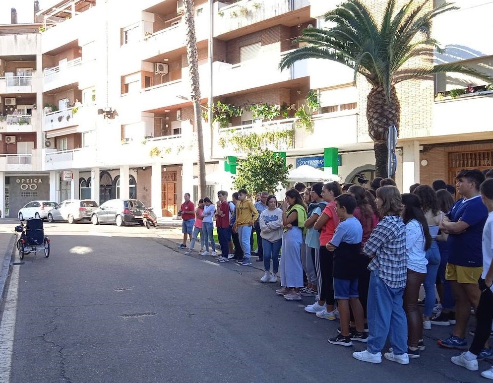 Sin mascarillas y con abrazos, la vuelta al cole en el curso 2022-23 ha supuesto también la vuelta a la tan ansiada normalidad. Con esa ilusión lo viven alumnos y profesores del CEIP Ntra. Sra. de Guadalupe, CEIP García Siñeriz, colegio Sagrado Corazón de Jesús y María Inmaculada y el IES Gonzalo Torrente Ballester. Este año vuelven a 'verse las caras' en todos los sentidos. 