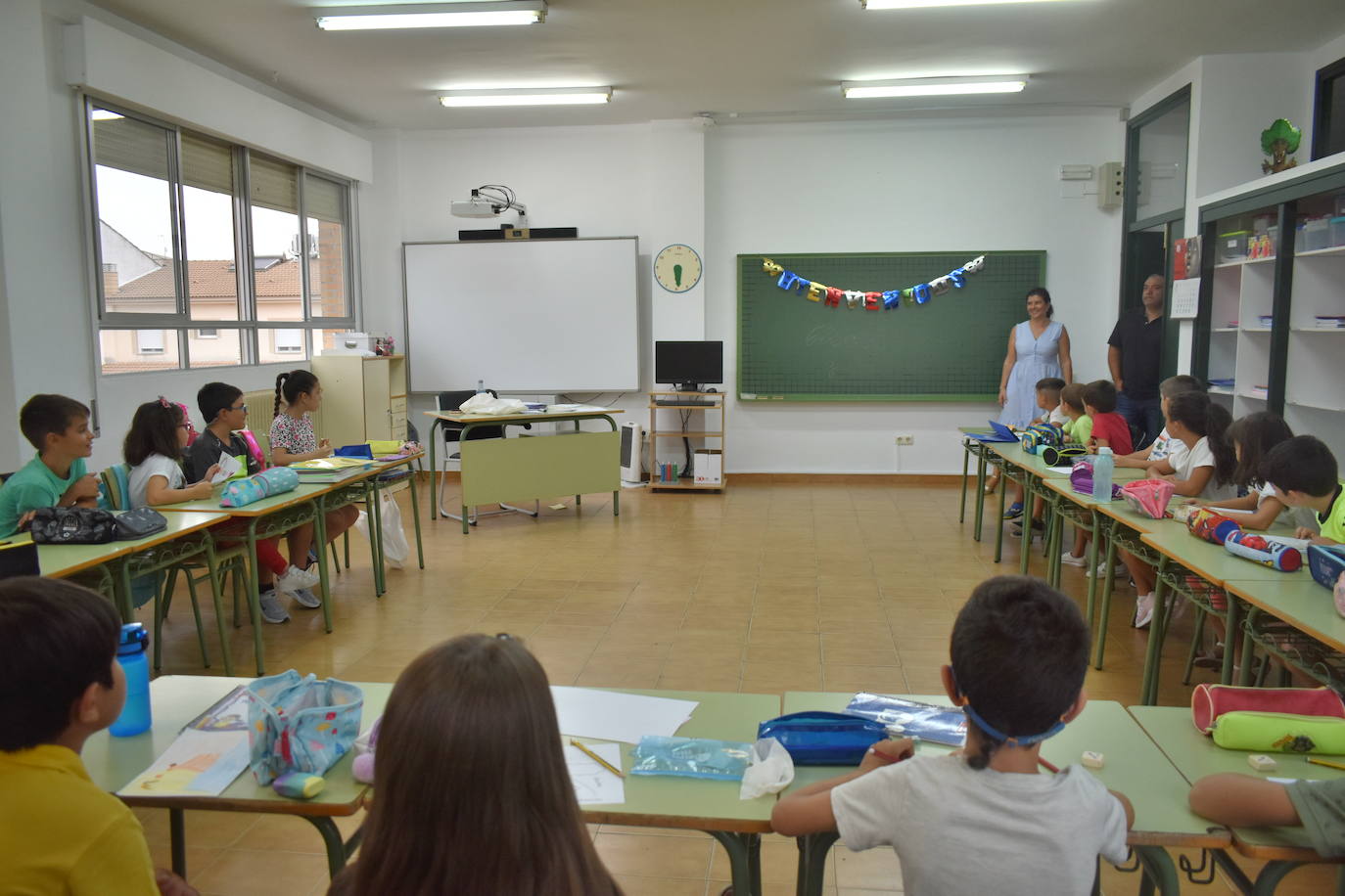 Sin mascarillas y con abrazos, la vuelta al cole en el curso 2022-23 ha supuesto también la vuelta a la tan ansiada normalidad. Con esa ilusión lo viven alumnos y profesores del CEIP Ntra. Sra. de Guadalupe, CEIP García Siñeriz, colegio Sagrado Corazón de Jesús y María Inmaculada y el IES Gonzalo Torrente Ballester. Este año vuelven a 'verse las caras' en todos los sentidos. 