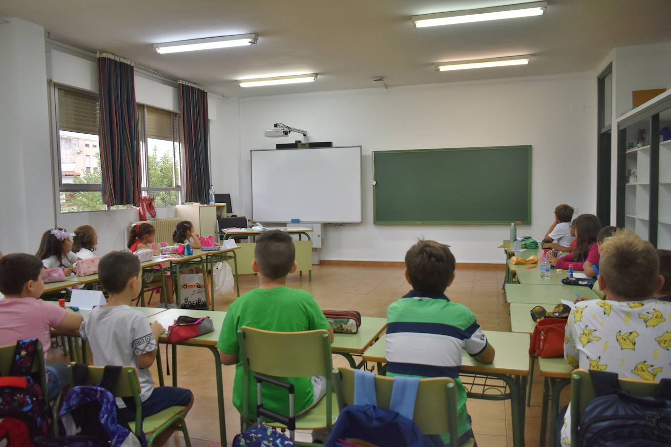 Sin mascarillas y con abrazos, la vuelta al cole en el curso 2022-23 ha supuesto también la vuelta a la tan ansiada normalidad. Con esa ilusión lo viven alumnos y profesores del CEIP Ntra. Sra. de Guadalupe, CEIP García Siñeriz, colegio Sagrado Corazón de Jesús y María Inmaculada y el IES Gonzalo Torrente Ballester. Este año vuelven a 'verse las caras' en todos los sentidos. 