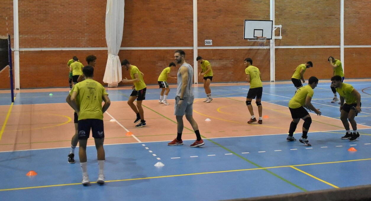 Ejercicio de entrenamiento en el pabellón municipal miajadeño 