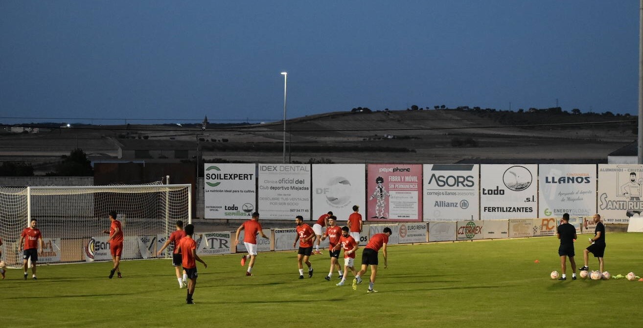 Richi controla uno de los ejercicios del entrenamiento 