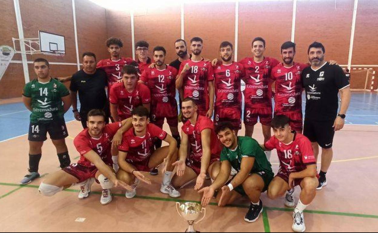 Los jugadores del Extremadura Grupo Laura Otero posan como campeones del Trofeo Diputaciones 