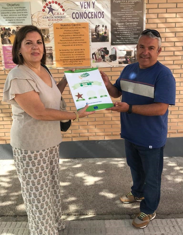 Ana Pachón, Coordinadora de Educación Vial de la DGT de Badajoz, y el director del CEIP García Siñeriz, José Fernández 