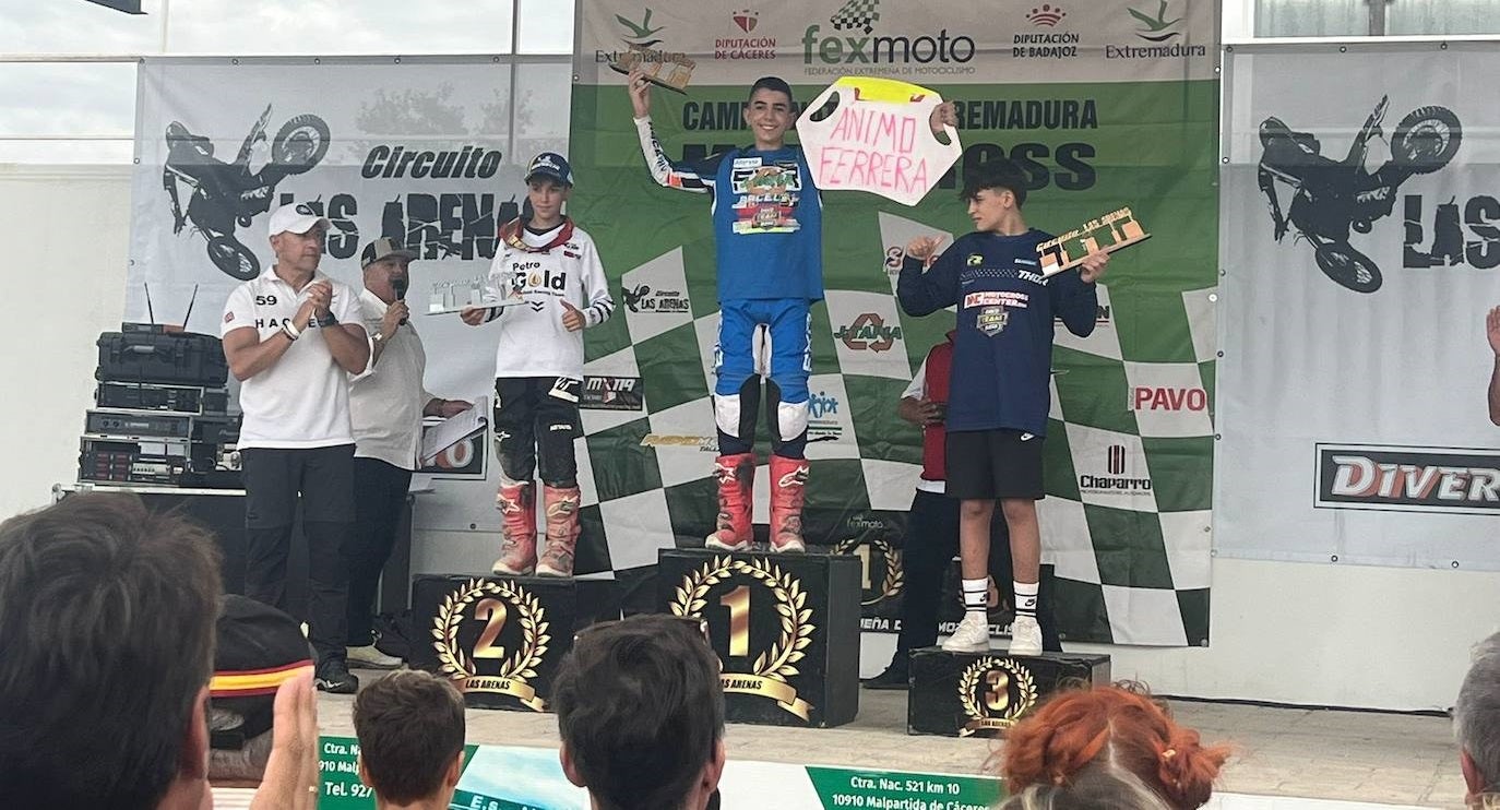 Samuel Tapia en lo más alto del pódium de la carrera de Malpartida de Cáceres para el Campeonato Extremeño 