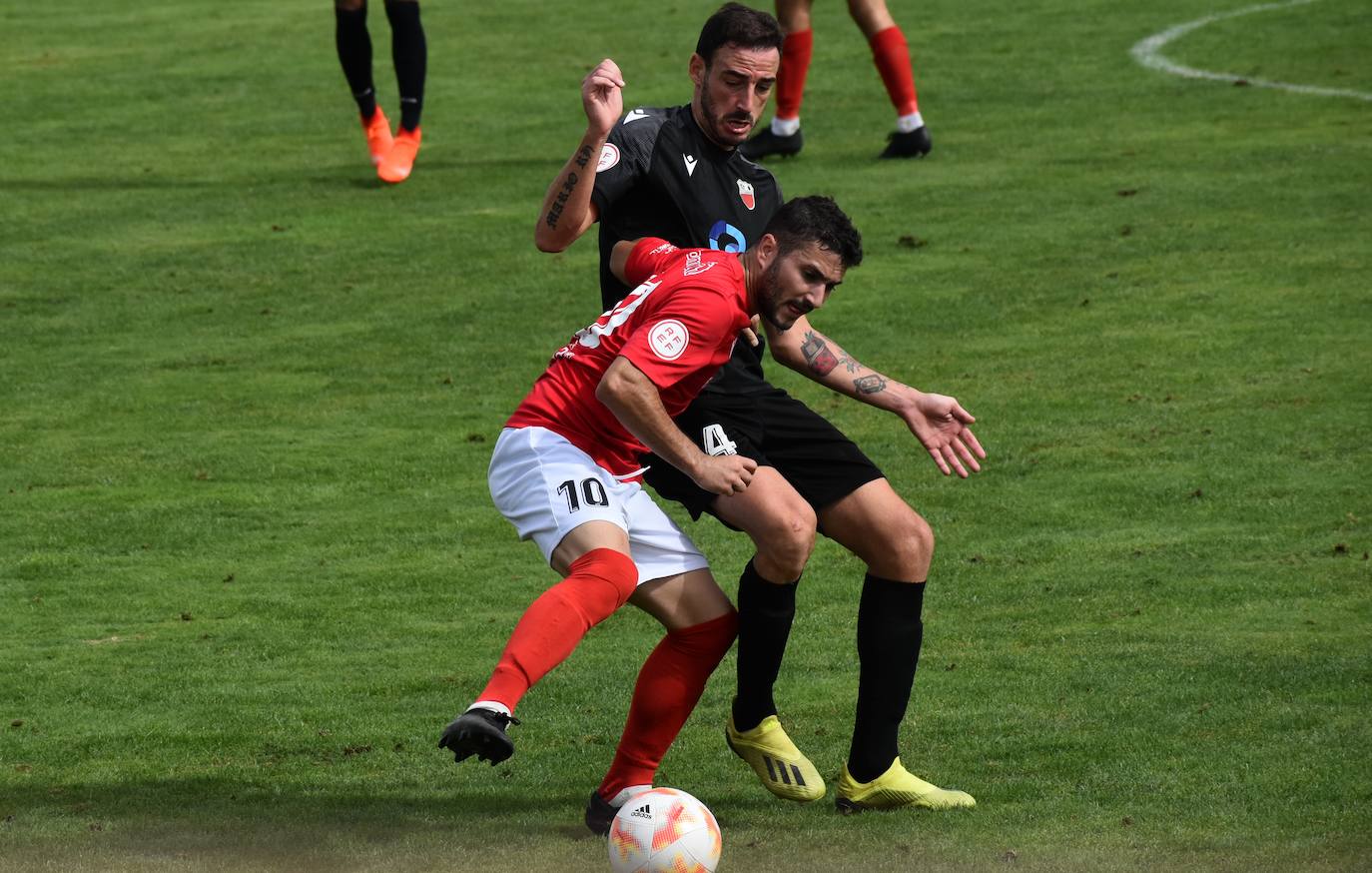 JuanLu pugna por el balón con Mario Ramón 