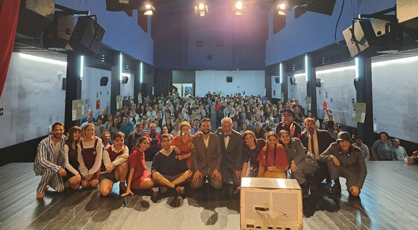 El grupo de EPTA Tomateatro posa con el público de 'Último tren a Treblinka' tras la función 