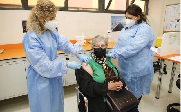 Una vecina cacereña recibiendo simultáneamente el pasado año la vacuna de la covid y de la gripe. 