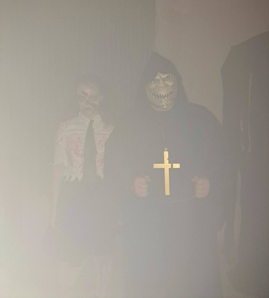 Gritos, sustos y pasos acelerados. Eso es lo que provocaba el pasaje del terror de este año en Miajadas. Más de cien componentes de la asociación Parque Pozo Vela se convirtieron en los personajes más terroríficos que te puedes encontrar en una facultad, desde el rector, el conserje y el guardia de seguridad, hasta profesores y alumnos zombies. Una facultad con todo detalle: aulas, residencia de estudiantes, almacenes, una capilla, incluso una discoteca. 